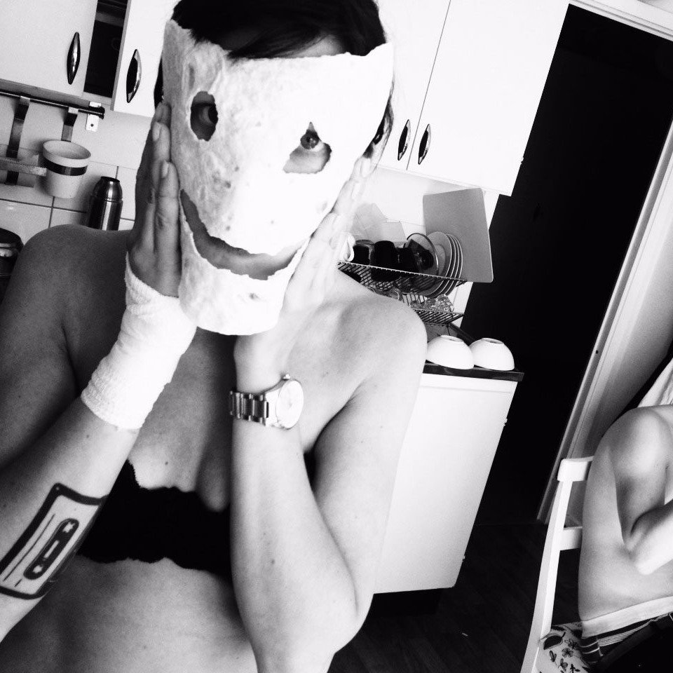 A person with a creepy mask, cover art by IAMTHEKIDYOUKNOWWHATIMEAN from the music RUN from Hotline Miami